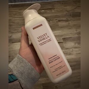 🧴 Scent Theory Velvet Vanilla Ultra-Hydrating Body Lotion – 18 fl oz